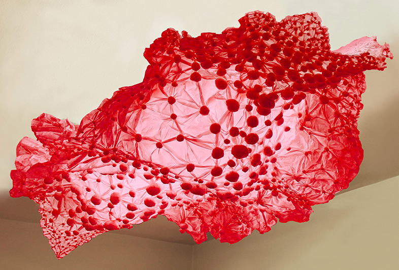 Johanna Wahl, Velo di Maya, 2014, tela plasmata, acrilico e resina, cm 330 x 130 x 40 dettaglio red. Courtesy dell’artista e Galleria Campari