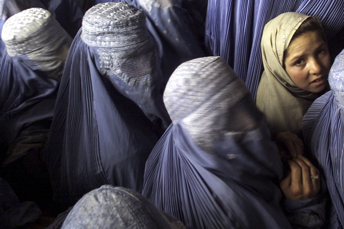 Afghanistan, Kabul. un gruppo di donne in attesa di registrare il proprio nome per rientrare in Afghanistan in un ufficio dell UNHCR. Le donne fanno parte delle migliaia di rifugiati afghani scappati durante il regime Talibano o durante la guerra.
A group of Afghan women wait to register their names with the UNHCR in Kabul, March 1, 2002. The women are among tens of thousands of Internally Displaced Persons (IDPs) across Afghanistan who are hoping to return to their homes following the fall of the Taliban. The UNHCR is offering help with transportation to refugees who register by the March 1 deadline. Many IDPs have spent five years living in near destitution in Kabul after their homes and farms were destroyed by the Taliban. 
CONTROLUCE/Mario Laporta